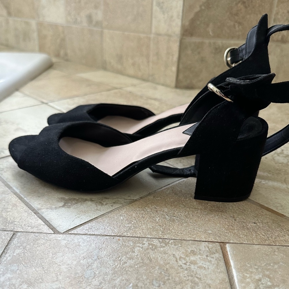 Black opened toe sandals
